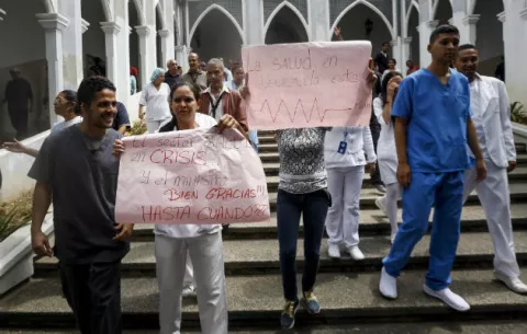 Supuestos chavistas retienen a periodistas y médicos 