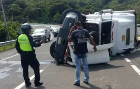 Mula se vuelca en Veraguas y su conductor queda ileso