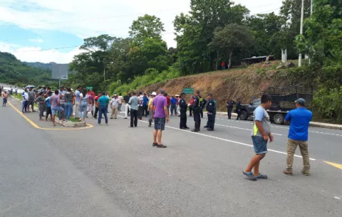 Se cansaron de que se les dañe la vía en Viguí y trancan la calle