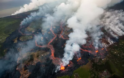 El volcán  Kilauea de Hawái arrasa con más de 50 casas 