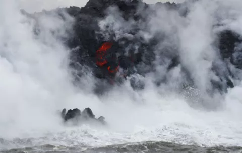 La lava del volcán Kilauea devora casas, cruza autopistas y llega al océano