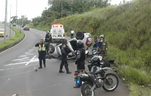 Se vuelca conductor sin licencia en Chiriquí y marcó en prueba de alcoholemia