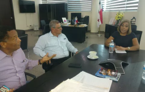 Presidenta de la Asamblea se reúne con directivos de la CSS