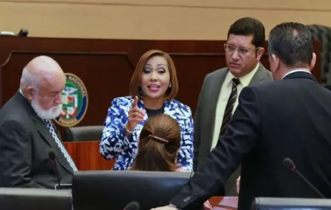Ábrego solicita al Contralor autorizar pago a funcionaria de la planilla 080