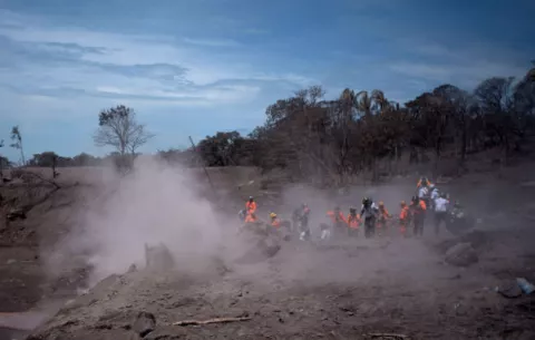 Suman a 101 los muertos por violenta erupción volcánica en Guatemala