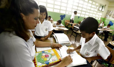Gobierno les debe salarios a docentes de Panamá Bilingüe