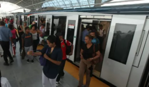 Usuarios no aprueban un futuro aumento de pasaje del Metro