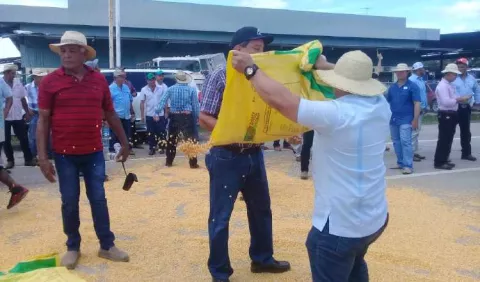 Productores del sector agro cierran Divisa y dan ultimátum a Varela