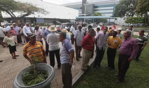 Jubilados insisten en exigir aumento a  sus pensiones