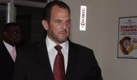 Contralor Humbert sigue presionando a la Asamblea