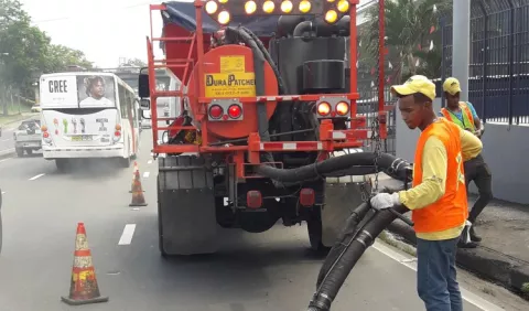 Cinco máquinas tapahuecos en las calles