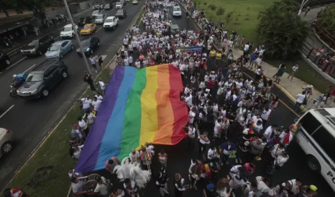 Comunidad gay defiende su rol dentro de la familia