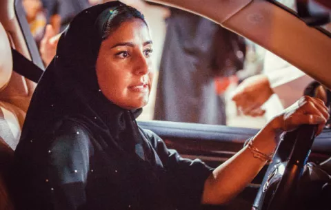 Las mujeres saudíes celebran el fin del veto al volante