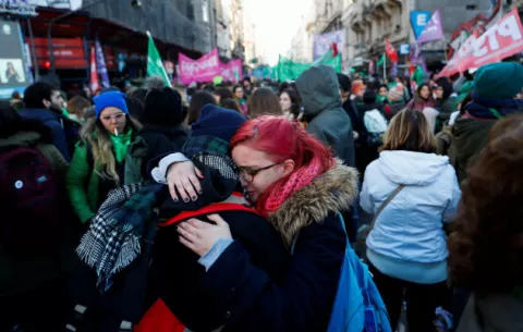 Las mujeres de Argentina hacen historia y se acercan al aborto legal