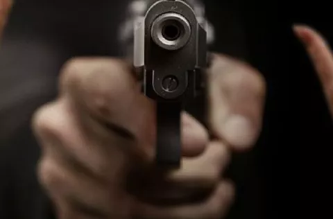Hombre recibe tres balazos al toparse con varios policías