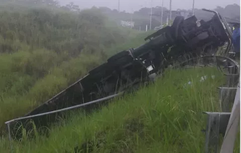 Articulado cae a barranco y derrama combustible en la autopista Panamá-Colón