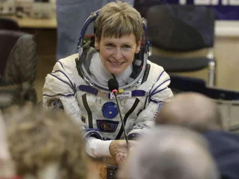 Se retira astronauta con más tiempo en el espacio