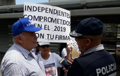 Policías intentan evitar recolección de firma a Miguel Antonio Bernal