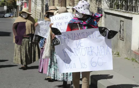 Enfermos de cáncer en Bolivia se crucifican por falta de atención médica