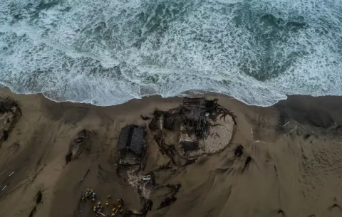 Huracán Bud se degrada a tormenta tropical y causa lluvias intensas en México
