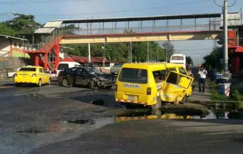 Colisión entre bus colegial y auto deja al menos tres heridos en Colón 