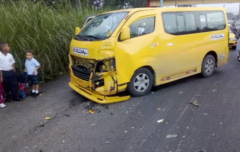 ¡Susto! Colisionan dos busitos colegiales en Villa del Caribe
