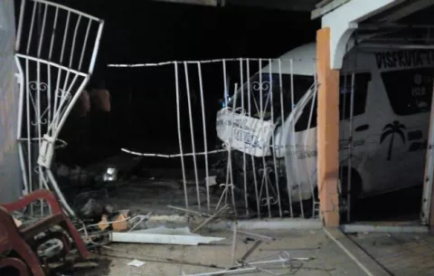 Se estrella contra una casa en El Limón tras fugarse de dos colisiones