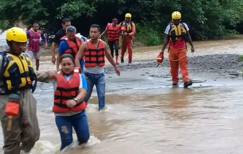 Milagro, salvan a cinco funcionarios que fueron arrastrados por un río
