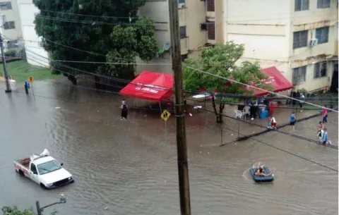 Fuerte aguacero deja intransitables estas vías en ciudad capital