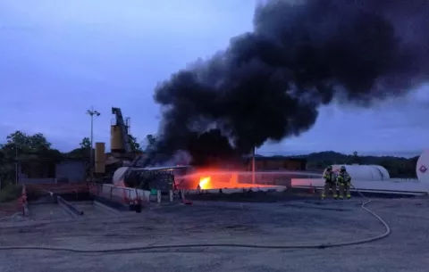 Se incendian dos tanques de reserva en una cantera de Llano del Nance