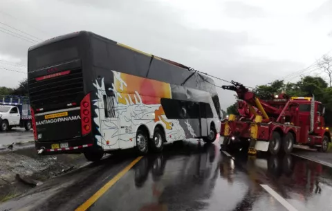 Autobús cae en una cuneta en Capira, pasajeros usan salidas de emergencia 