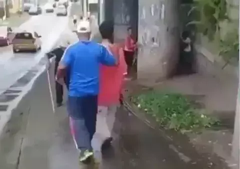 [VIDEO] Chinito sale a recuperar un 'six pack' con arma en mano