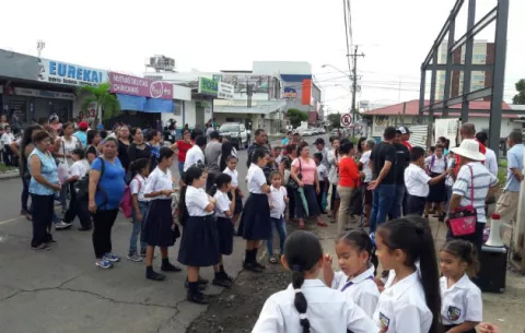 Protestan por retraso en construcción de escuela Antonio José de Sucre