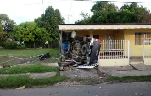 Conductor se estrella contra una residencia en Chitré