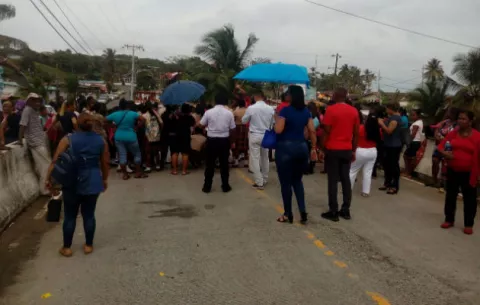 ¡Emberracados! Colegio Anastacia Mitre en la calle por problemas en el plantel 