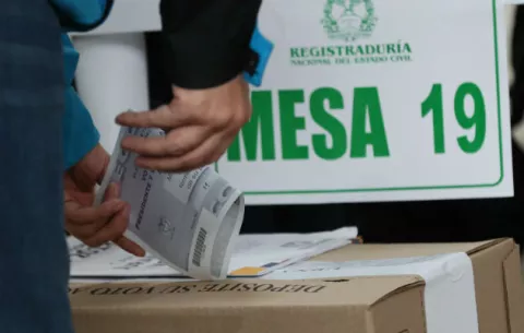 Colombianos eligen su próximo presidente