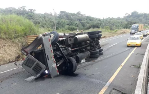 Accidente de un equipo pesado deja un herido en la autopista Panamá-Colón
