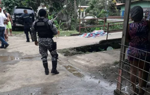 Investigan la muerte de un menor ahogado y un acribillado en Colón