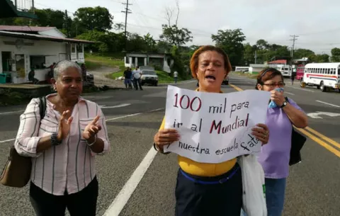 Cuatro docentes detenidos en protesta escolar en Colón