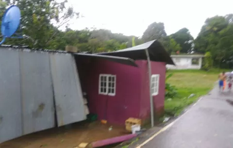 Dos casas afectadas por las lluvias y los fuertes vientos en Colón