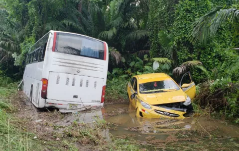 Bus y taxi colisionan, pero terminan en una cuneta de Colón 
