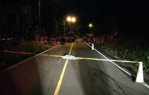 En vía de área comarcal encuentran hombre con la cabeza aplastada  