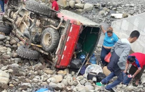 Ocho docentes heridos al volcarse 'pick-up' en Kankintú