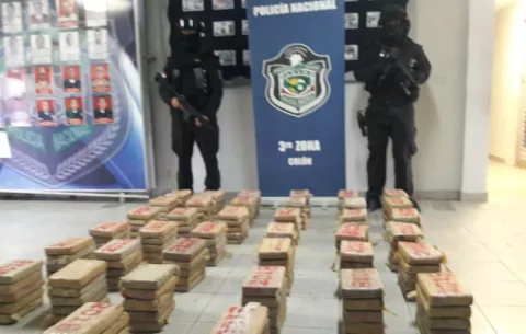 Auto cargado de droga en la autopista Panamá -Colón