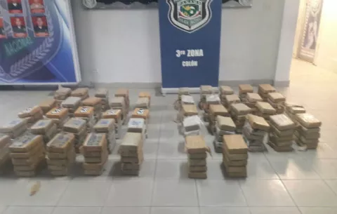 Incautan 235 paquetes de cocaína en un puerto de Colón