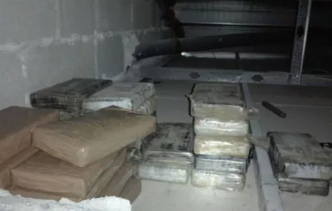 Decomisan 86 kilos de cocaína y dinero en una casa en San Carlos  
