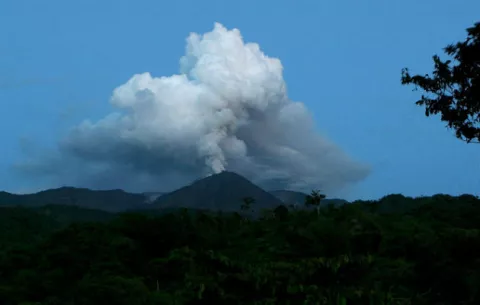 El volcán ecuatoriano Reventador mantiene una actividad eruptiva alta