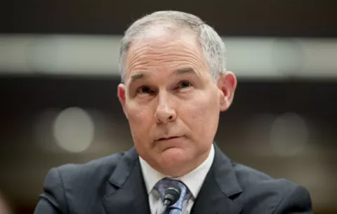 Investigan si jefe del Medioambiente buscó un colchón usado del hotel de Trump