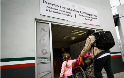 Niños de EE.UU. también llegan a la frontera con sus padres para pedir asilo