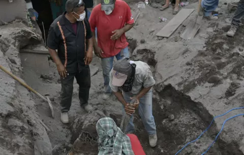 Se elevan los muertos por erupción del Volcán en Guatemala, van 109 